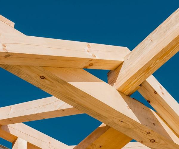 Дървен материал за покриви, здрави греди и дъски за строителство и ремонт, подходящи за скатни покриви.