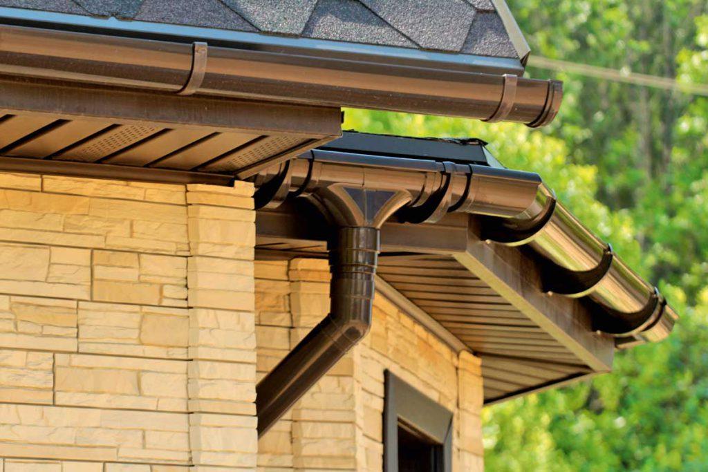 Класическа водосточна система с качествени улуци и водосточни тръби за ефективно управление на дъждовните води.