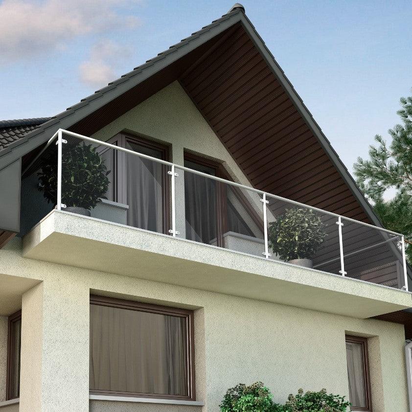 Балкон с стъклена парапетна ограда и растения, идеален за уютно и стилно жилищно пространство.