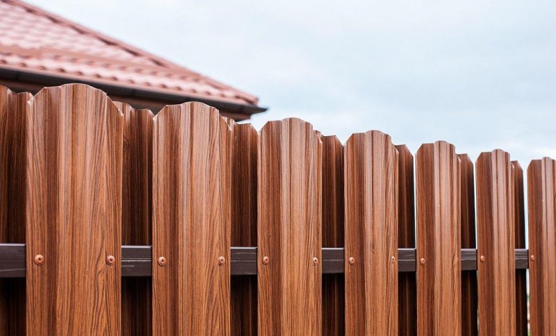 Оградни профили от LATIVA в стилен дървесен цвят, подходящи за частни имоти и търговски обекти.