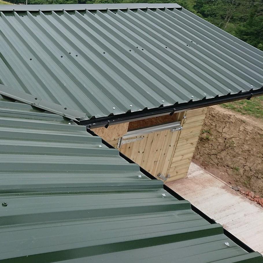 Покривна ламарина в зелено на скатен покрив, идеална за ремонт на покриви | LATIVA.bg