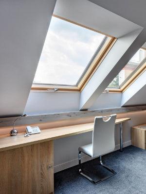 Покривни прозорци в таванска стая, осигуряващи естествено осветление и естетика | LATIVA.bg