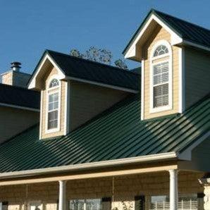 Профилирана ламарина на покрив с метални керемиди и стилни прозорци, идеална за ремонт на покриви.