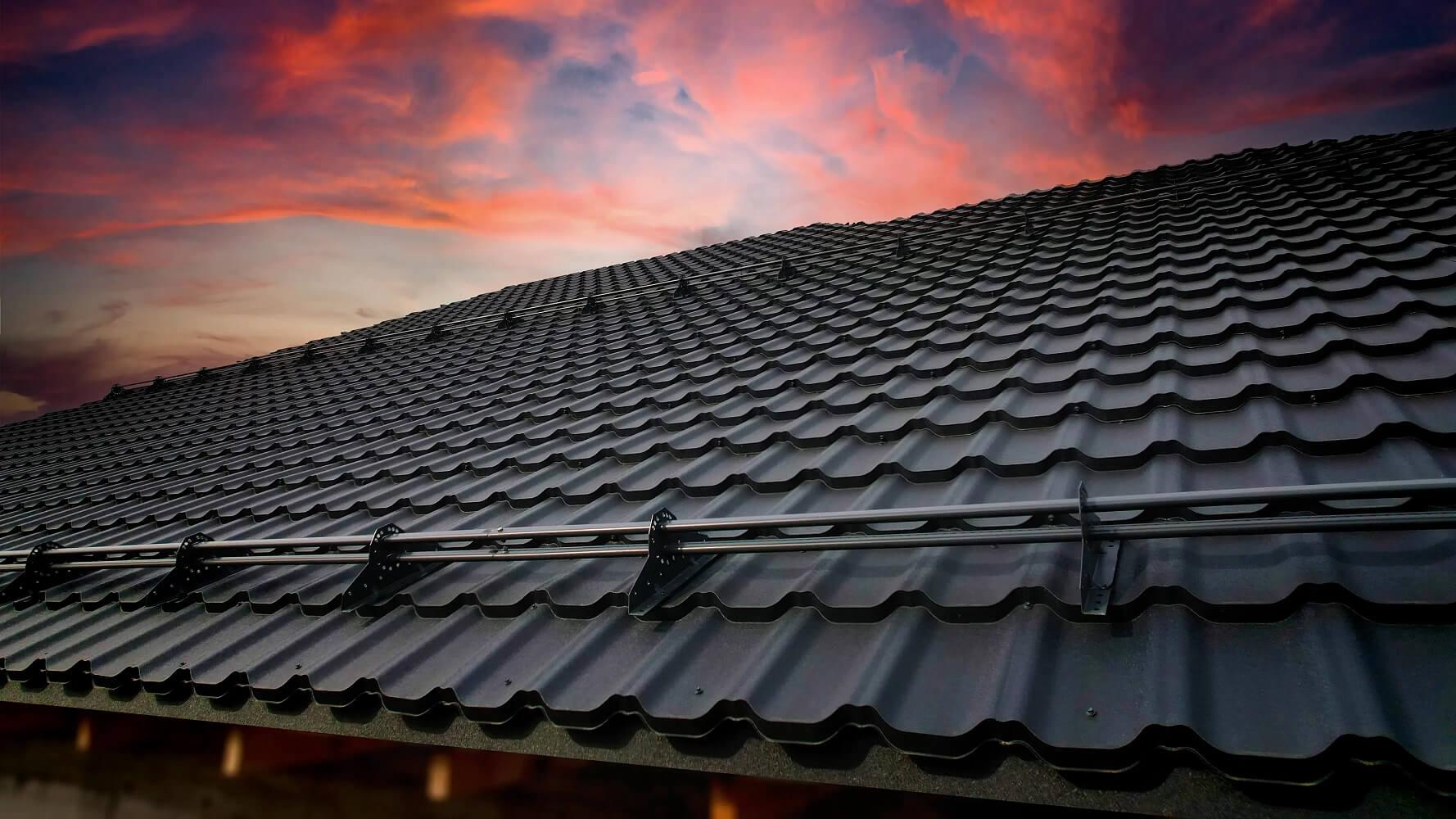 Скатен покрив с метални керемиди и красив залез на фона. Идеално решение за стил и защита | LATIVA.bg