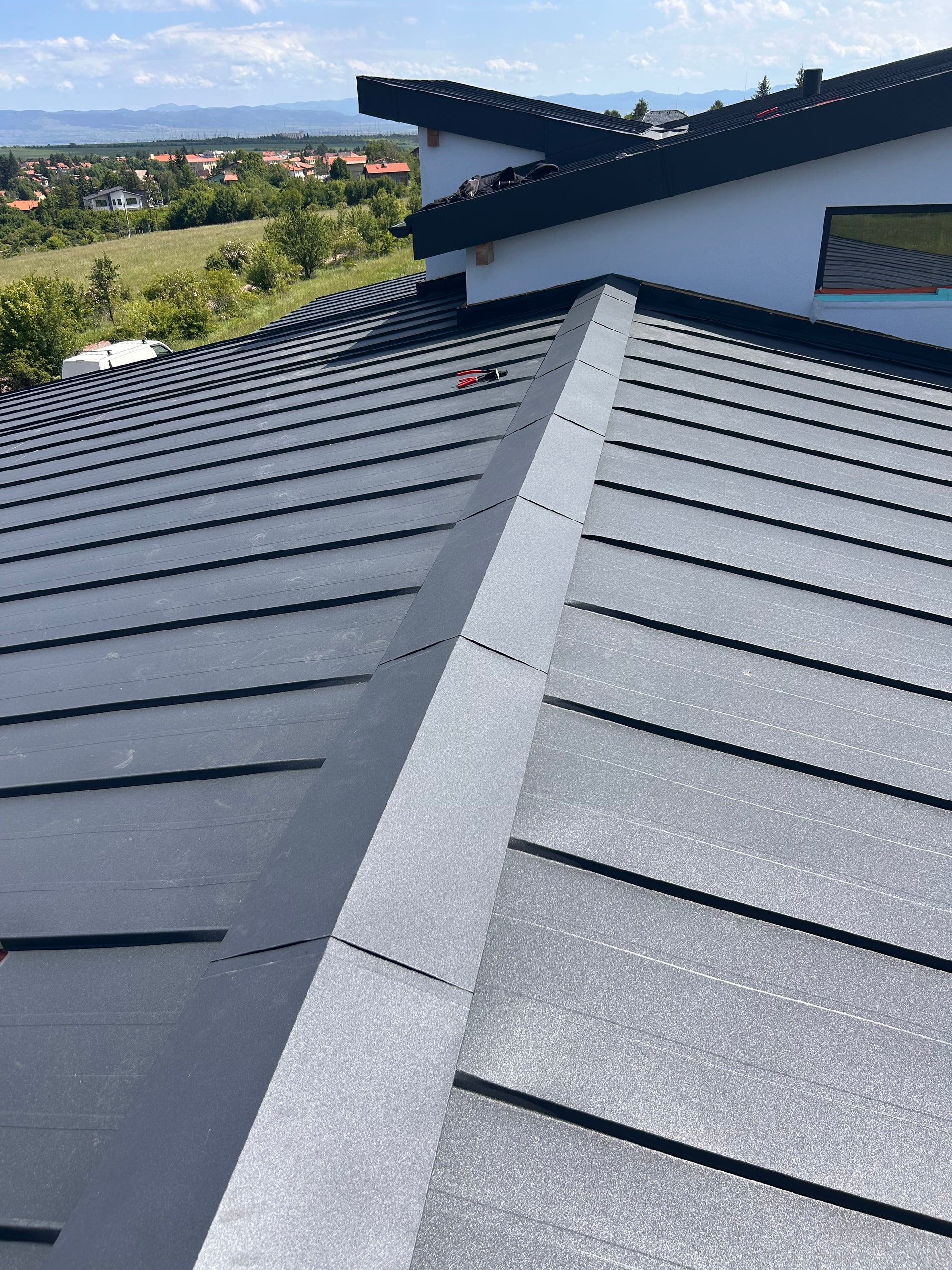 Метална покривна конструкция със съвременен дизайн и устойчиви материали