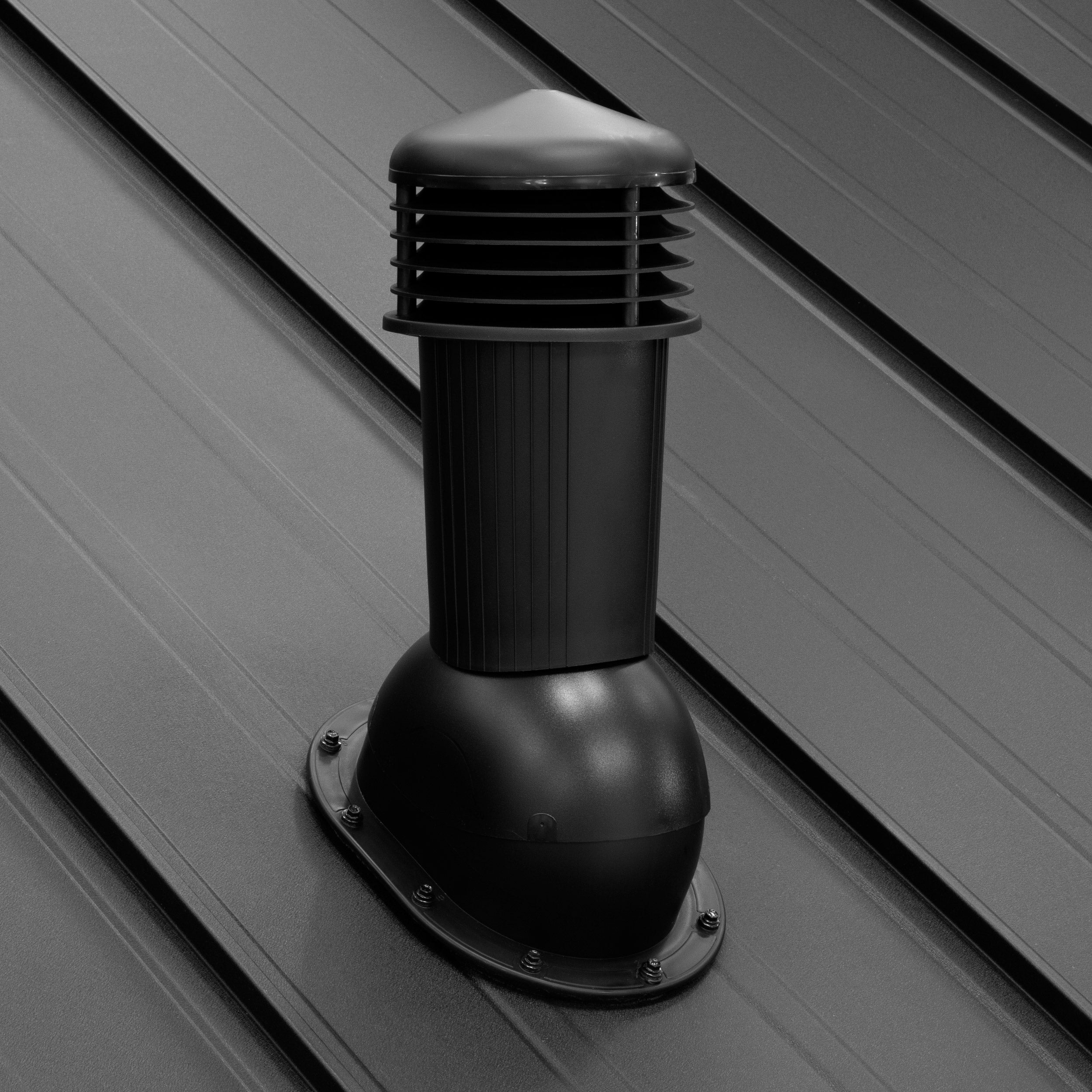 Отдушник за фалцов покрив, черен, за оптимална вентилация и дълготрайност на покриви.