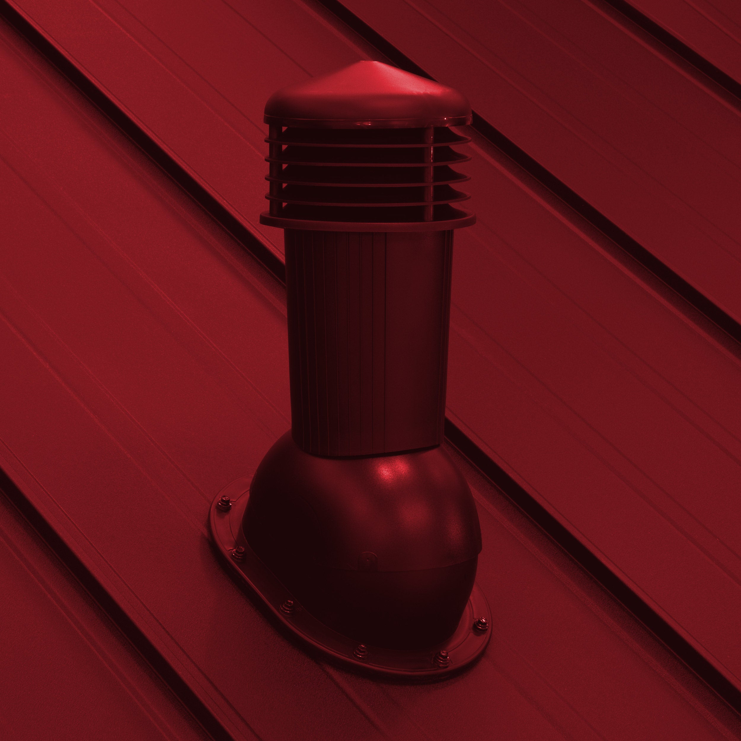 Отдушник за фалцов покрив в черен цвят, подходящ за модерни покриви с метална ламарина.