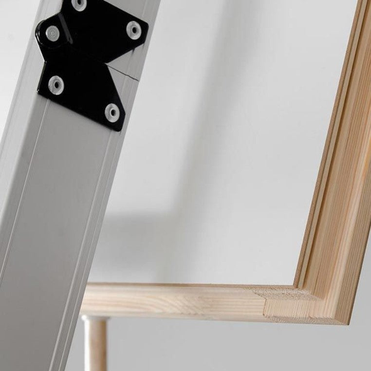 Детайл на таванска стълба Oman Alu Profi Extra с акцент върху механизма и конструкцията, идеална за ремонт на покриви - LATIVA.bg