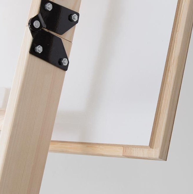 Детайл на таванска стълба Oman Compact Termo с метални акценти и дървена конструкция - LATIVA.bg