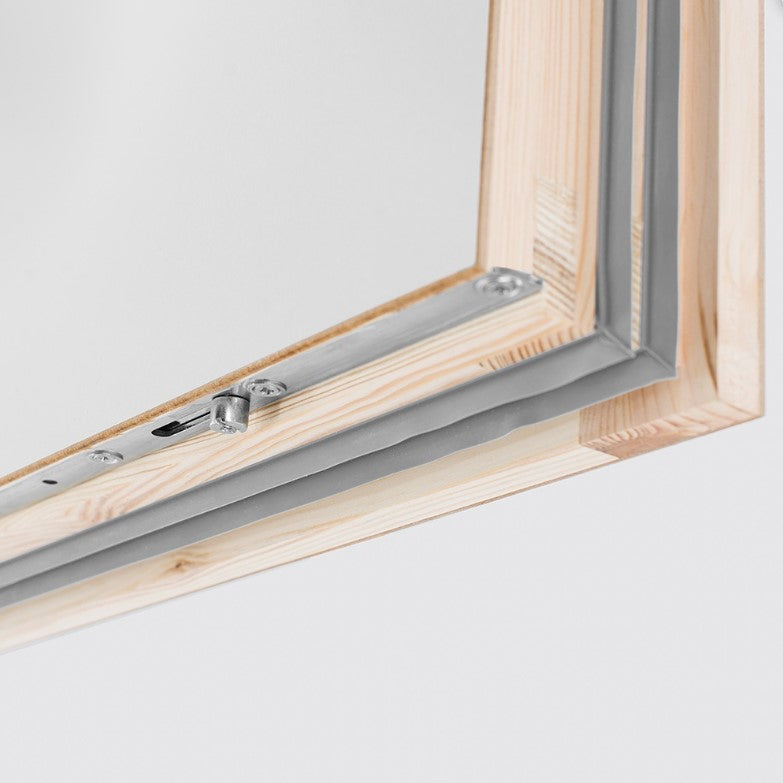 Детайл от покривен прозорец FAKRO с дървена рамка, идеален за термоизолация и ремонт на покриви. LATIVA.bg