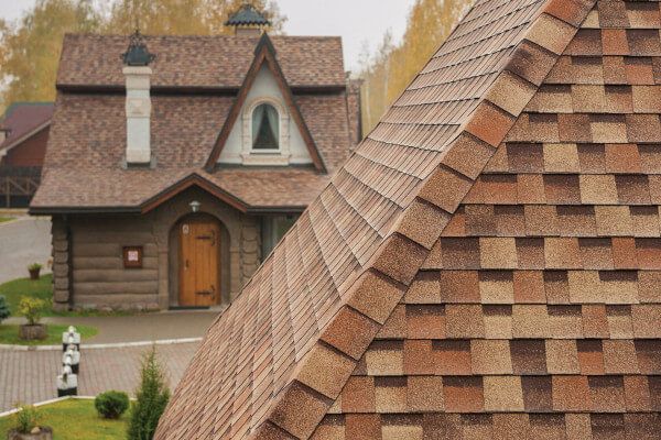 Битумни керемиди цена: колко струва покривът на квадрат през 2025 г. близък план на керемиди и къща