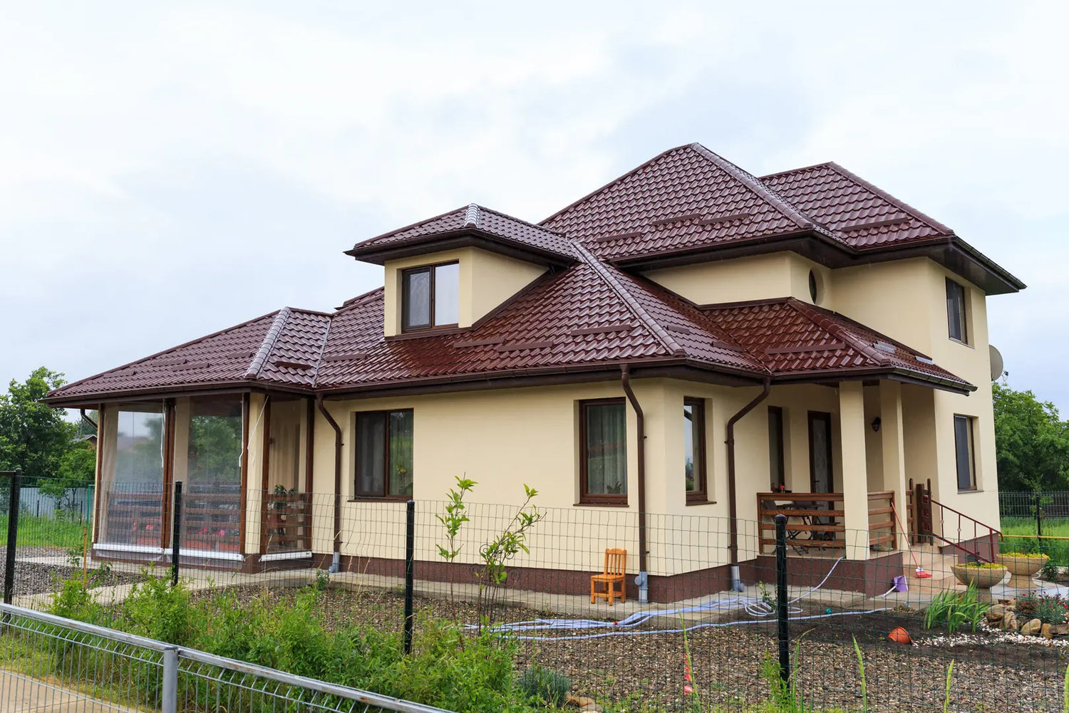 Ремонт на покриви с метални и битумни керемиди: кога има смисъл да свалим старото покритие. Метални керемиди цена, ремонт на покриви.