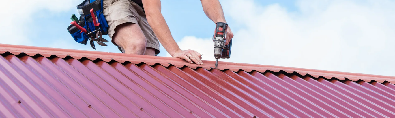 Работник инсталира покривна ламарина цени 2025: как се формира цена на покрив с ламарина.