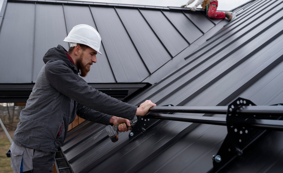 Ремонт на покрив след теч: как да намериш слабата точка без да разглобиш всичко - работник поправя метален покрив